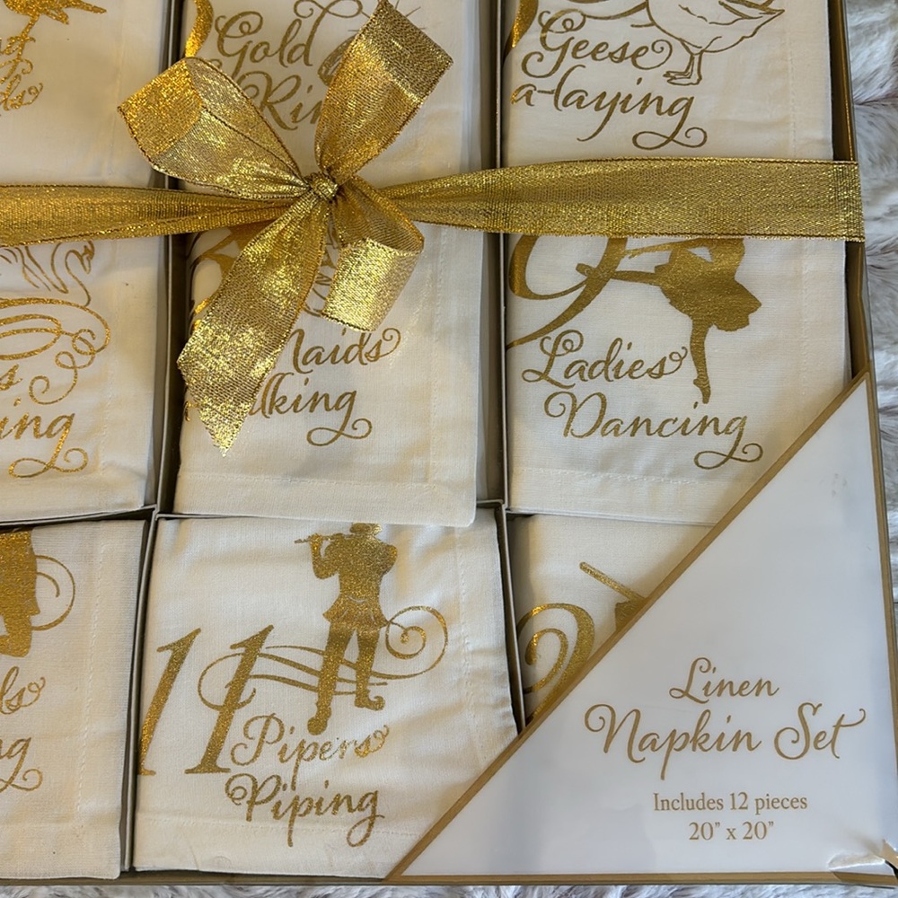 This 12 piece set of white/gold linen napkins is absolutely stunning!
